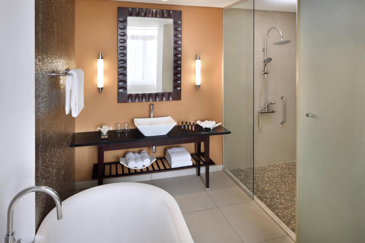 Club Lounge Access 1 Bedroom Junior Suite 1 King